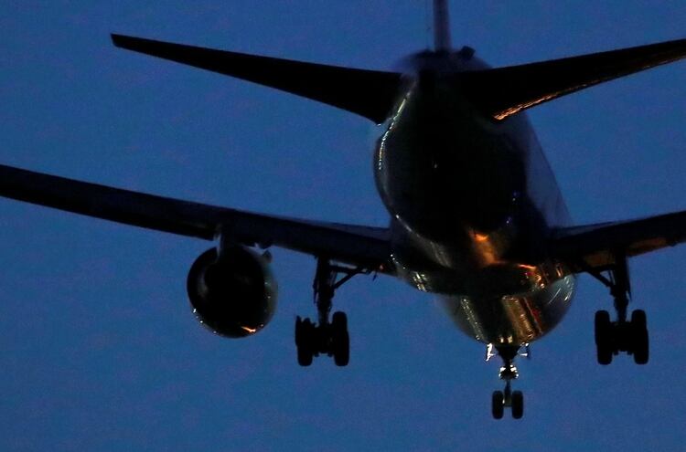 El avión estuvo casi tres horas sobrevolando el aeropuerto de Madrid (REUTERS/Juan Medina)