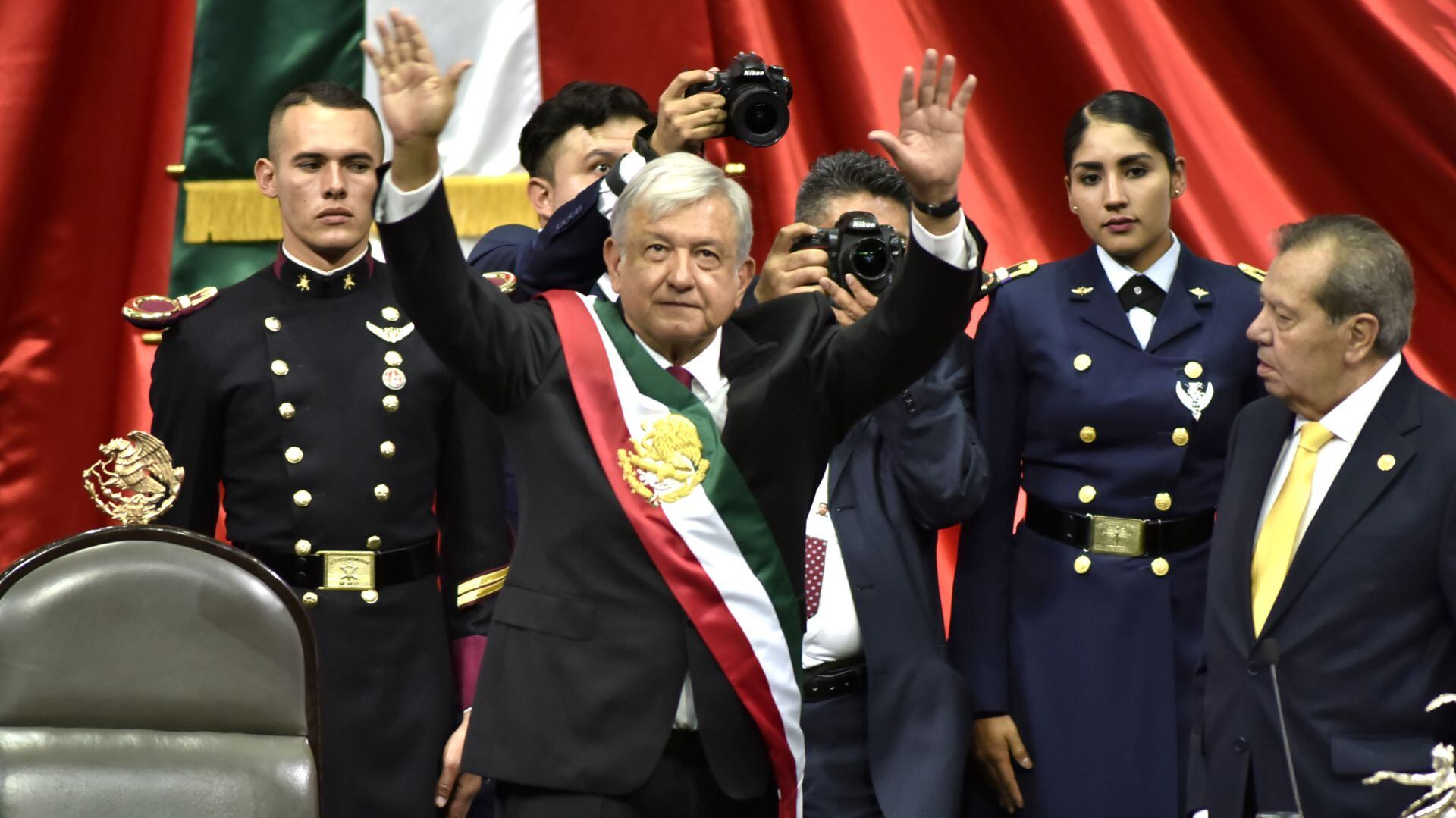 Muñoz Ledo colocó la banda presidencial a López Obrador y aunque es cercano asegura no estar bajo su mando FOTO: SAÚL LÓPEZ /CUARTOSCURO