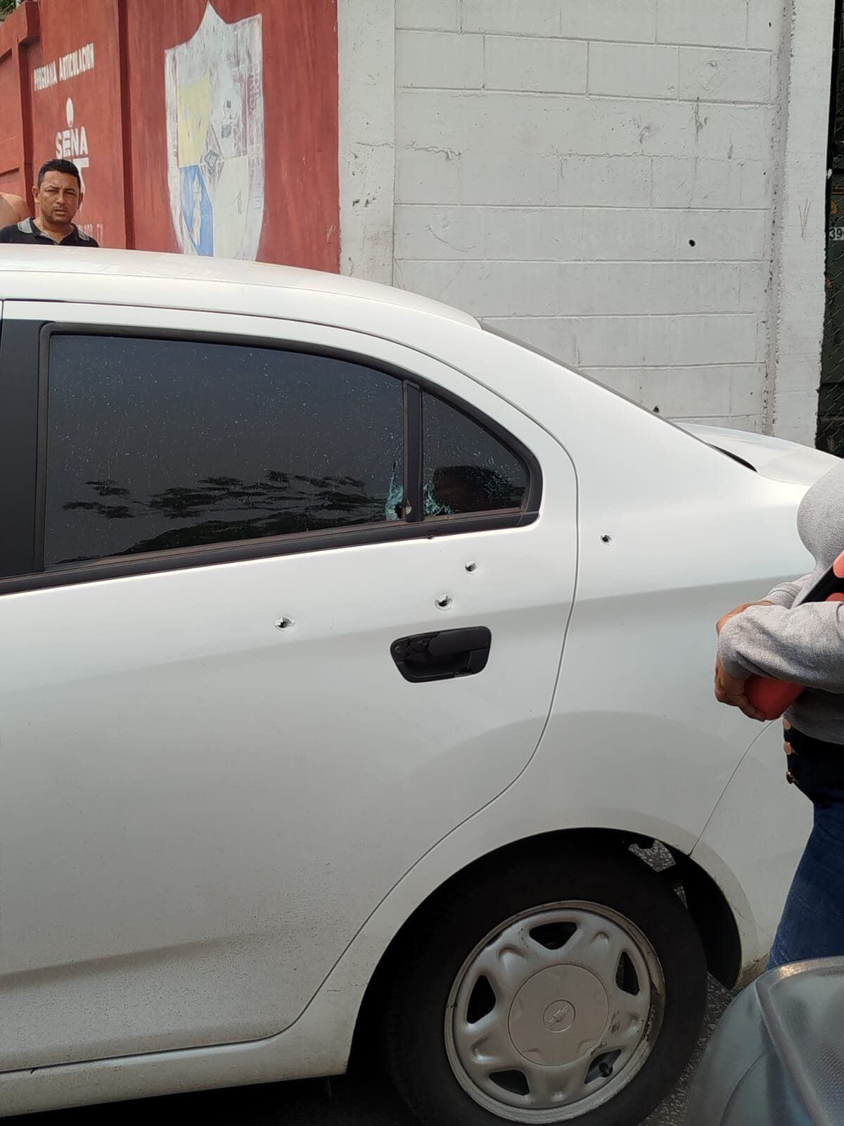 Los criminales descargaron varias ráfagas contra el carro del exnarco - crédito Policía