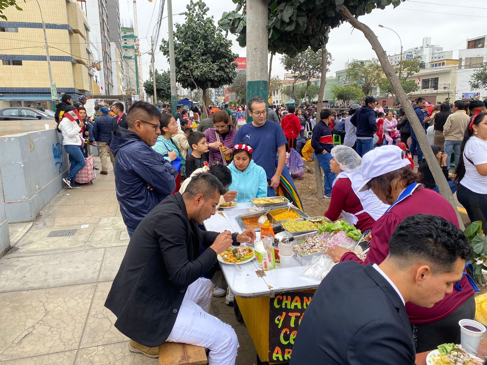 Los puestos de comida a lo largo de toda la avenida Brasil se encuentran abarrotados de personas | Infobae Perú / Clara Giraldo