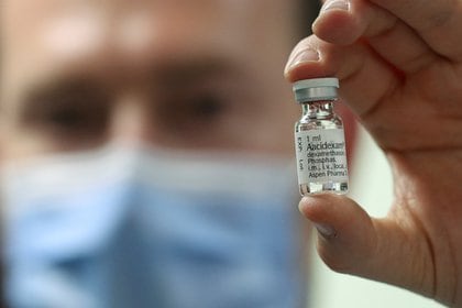 Un farmacéutico muestra una ampolla de Dexametasona en el Hospital Erasme en Bruselas, Bélgica, el 16 de junio de 2020. REUTERS/Yves Herman