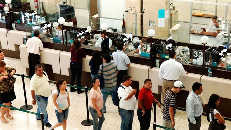 La exposición a los vaivenes locales y del mundo impactó en los bancos