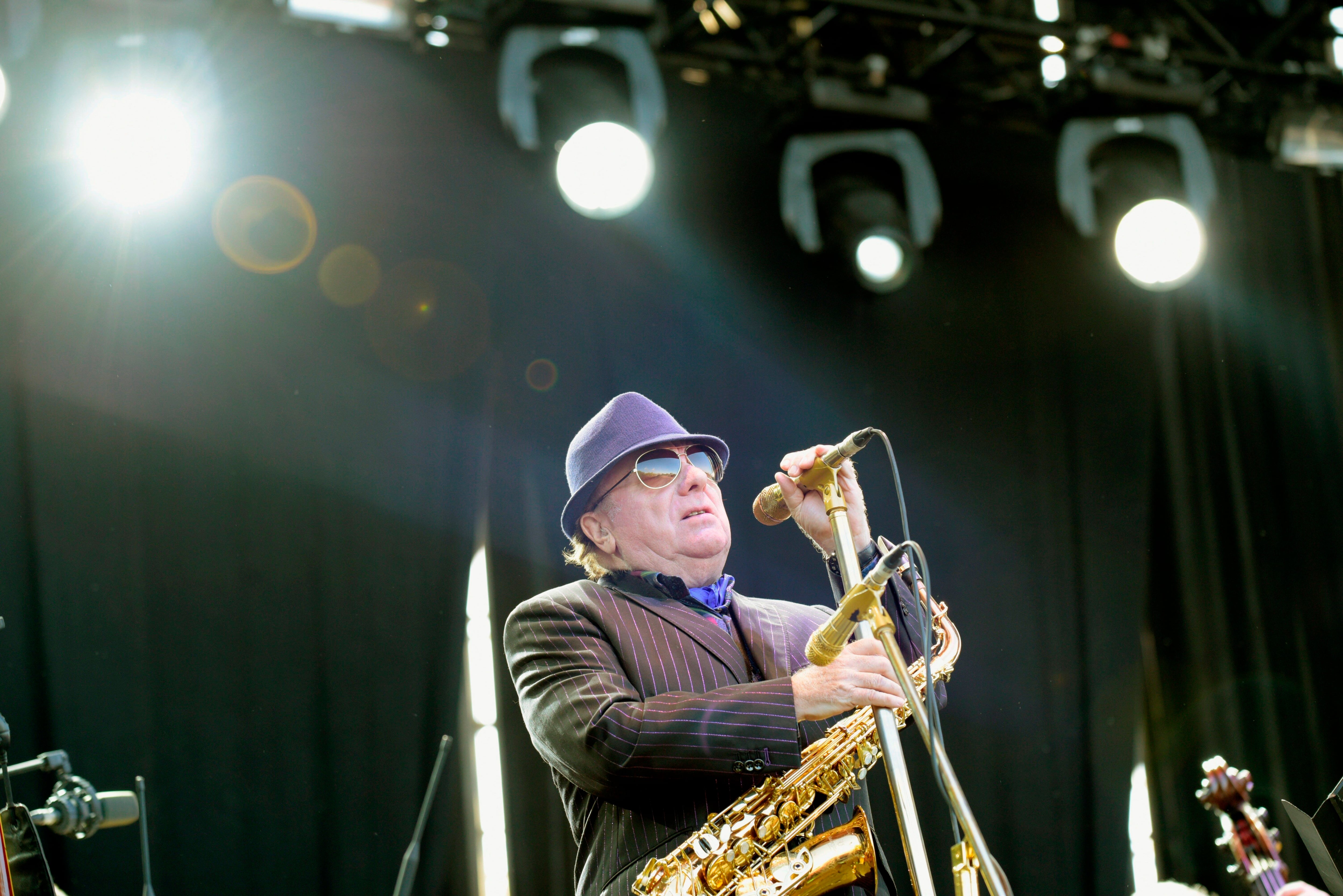 Van Morrison en escena, además de ser un extraordinario cantante, es un buen saxofonista (Foto:. EFE/Adrián Ruiz-Hierro/Archivo)
