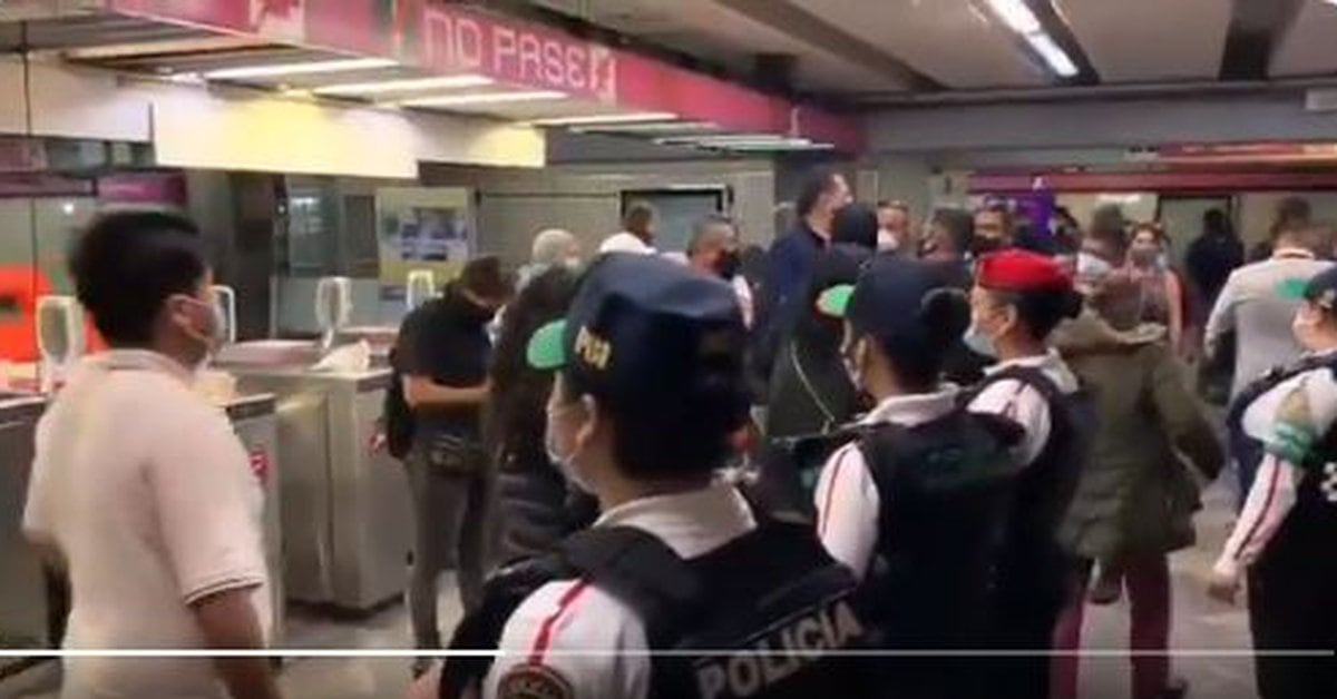 Feminists detained the head of the Chapultepec station of the CDMX Metro