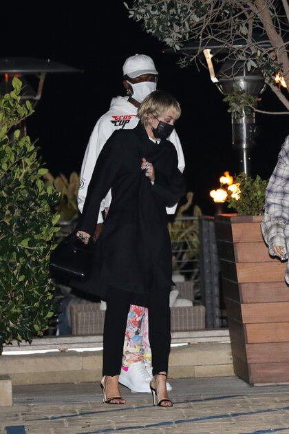 Completamente vestida de negro, Miley Cyrus salió a disfrutar de la noche del viernes en Malibú junto a un grupo de amigos.