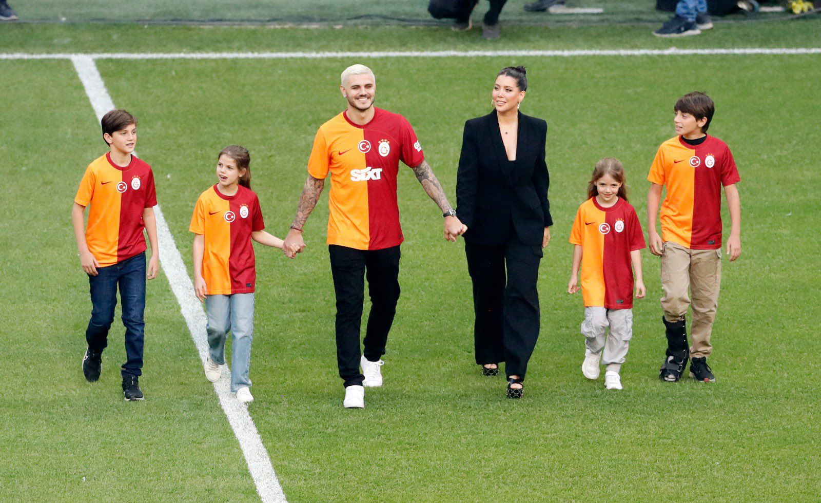 Wanda Nara junto a Mauro Icardi y sus hijos llegando al estadio del Galatasaray de Turquía (Instagram)