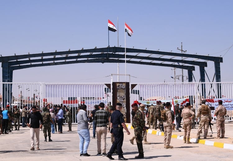 Miembros de las fuerzas de seguridad de Irak observan la apertura de la frontera (AL-DULAIMI / AFP)