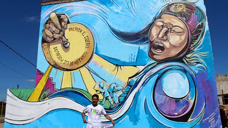 “Palpita”, la obra que Alejandro Condorí dejó en Santiago del Estero para homenajear a los trabajadores. “Me gusta que la gente interactúe con mis murales”, sostiene