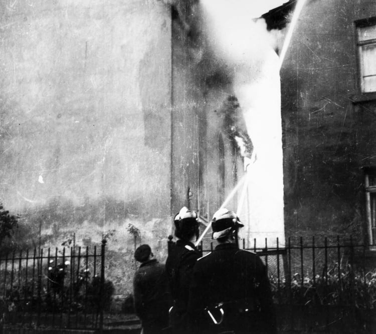 El fuego en 1.500 sinagogas. Los bomberos intentaron detener las llamas que llegaban hasta las casas vecinas (Granger/Shutterstock) 