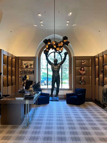 La estatua de Sylvester Stallone en una de las habitaciones de su mansión que vende por USD 130 millones (The Grosby Group)