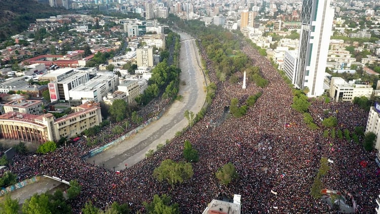Un millón de personas se movilizaron el viernes en Santiago, Chile (AFP)