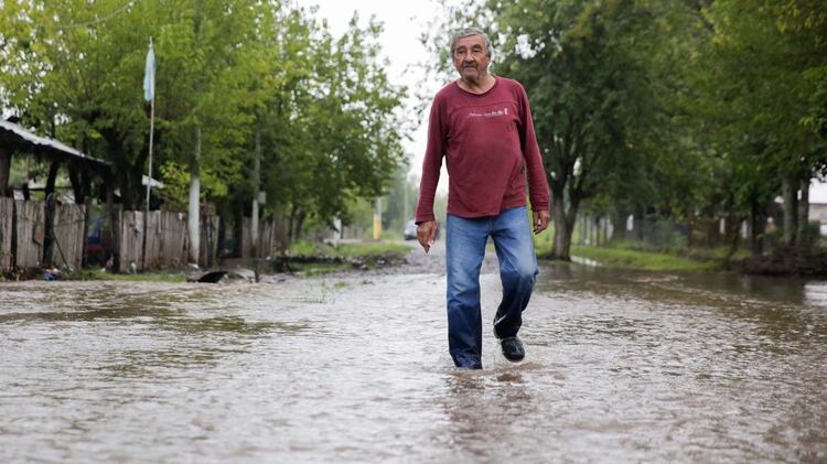 Viviendas y campos bajo el agua en Tucumán y Salta