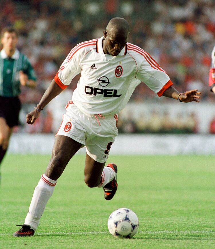 Weah en uno de sus últimos partidos en Milán, en mayo de 1999 (Grosby)