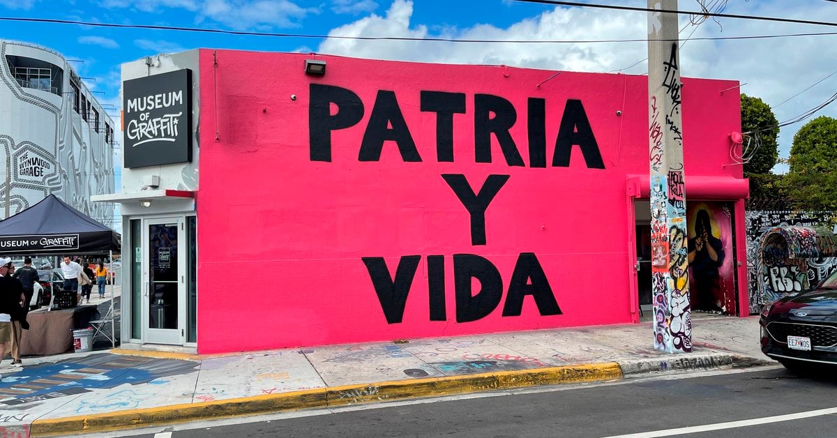 A Cuban graffiti from Miami created a large mural with the theme “Patria y Vida”