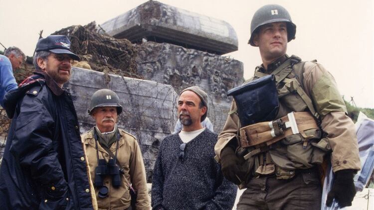 Steven Spielberg durante la filmaciÃ³n de âRescatando al soldado Ryanâ, junto al protagonista Tom Hanks (Paramount)