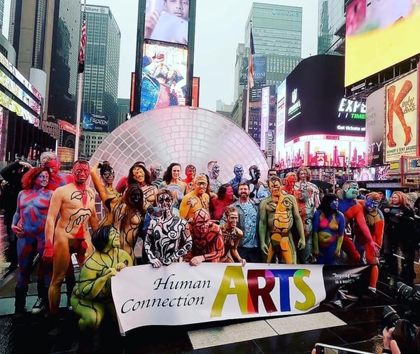 El grupo reunido en Times Square (@artasairproject)