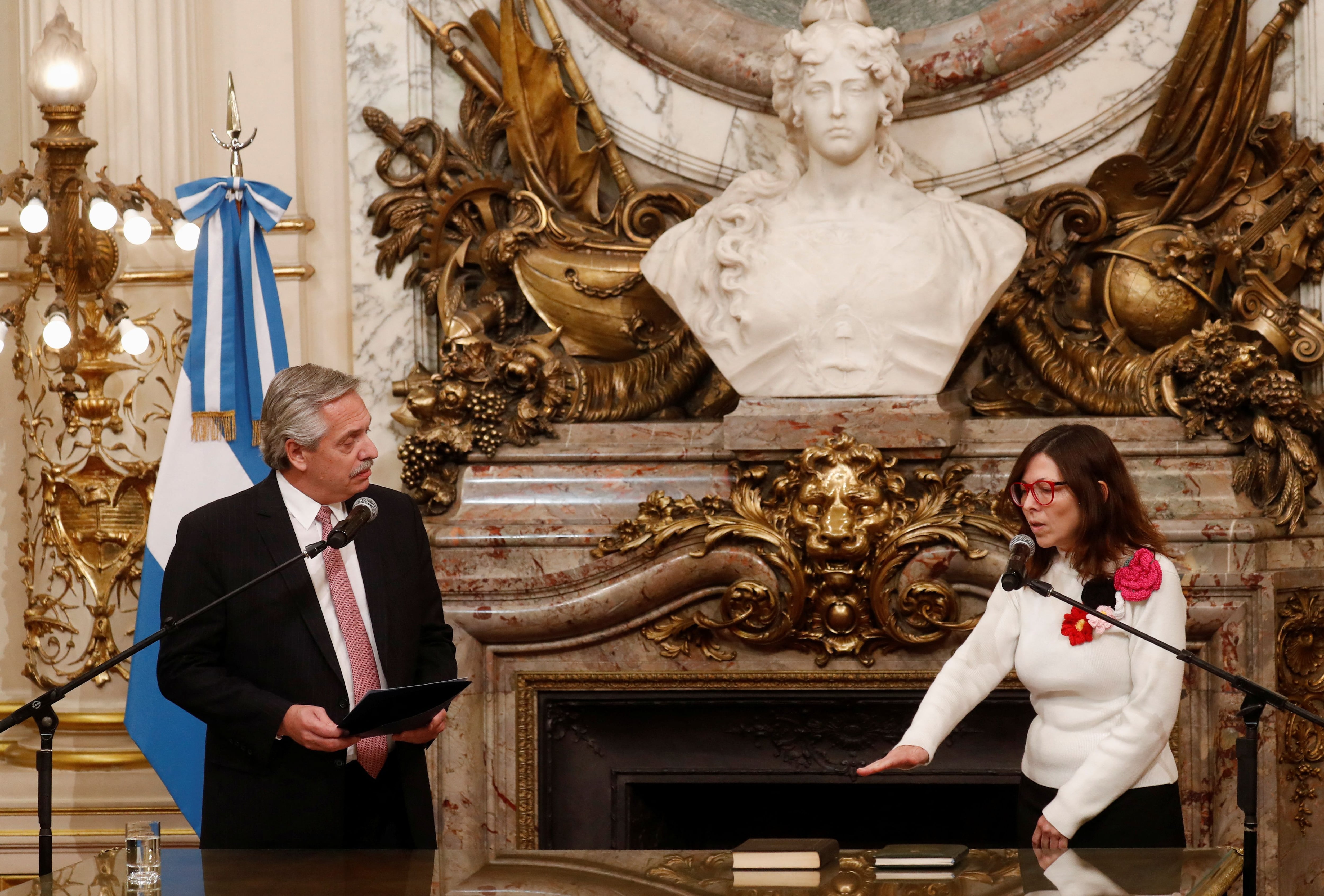 Alberto Fernández en el momento en que le toma juramento a Batakis. (foto Reuters)