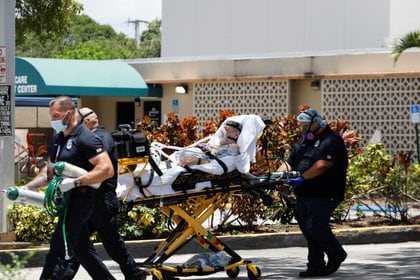 Un hombre es llevado a un hospital en Hialeah, Florida. REUTERS/Marco Bello