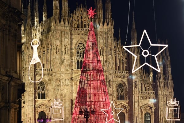 Milán, Italia, a tono con la Navidad, con preponderancia de los colores amarillo, rojo y verde