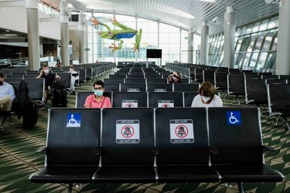 Pasajeros esperan en el Aeropuerto Internacional Juan Santamaría, en San José (Costa Rica). EFE/Jeffrey Arguedas/Archivo
