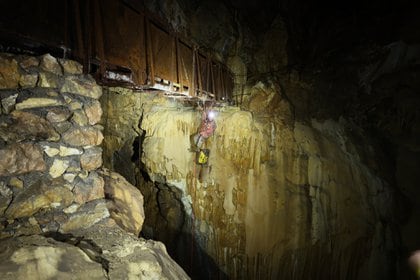 Un explorador escala una pared de la cueva de Lombrives.  Facebook: Adaptation Institute, Research and do Tank