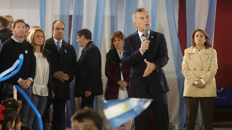 Macri habla en el Club Ciclón, en Rosario, en el día de la bandera