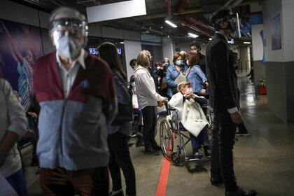 Ciudadanos mayores esperan para recibir la vacuna contra el COVID-19 de Sinovac en el Movistar Arena de Bogotá, Colombia, el 9 de marzo de 2021 (REUTERS/Luisa Gonzalez/File Photo)