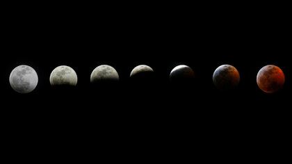 Los eclipses lunares totales muestran una luna roja (AFP)