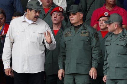 Nicolás Maduro con su ministro chavista de Defensa, Vladimir Padrino López, y Remigio Ceballos, comandante estratégico de operaciones de las Fuerzas Armadas Nacionales Bolivarianas (Reuters)