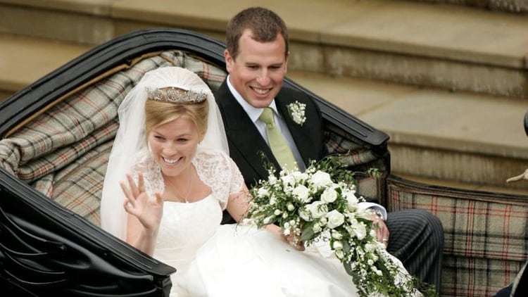 Peter Phillips y Autumn Kelly a la salida de la Capilla de San Jorge tras su boda en Windsor, Reino Unido. 17 mayo 2008. REUTERS
