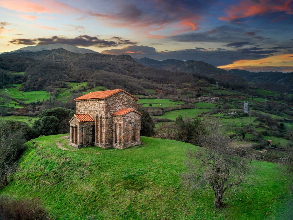La iglesia del siglo IX que es una joya del prerrománico asturiano: está declarada Patrimonio de la Humanidad