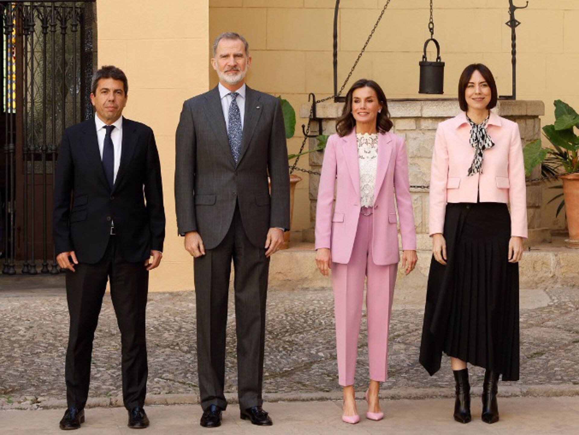 La Reina Letizia, oda a la primavera en Gandía con su traje rosa más romántico y sus pendientes de margaritas