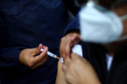 Aun falta que la vacuna pase por la fase III de prueba antes de ser liberada a la población (Foto: Reuters/Edgard Garrido)