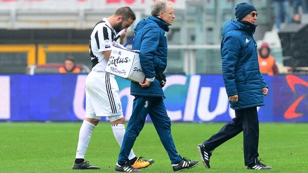 Gonzalo Higuaín, reemplazado por lesión en el clásico entre Juventus y el Torino (Foto: Reuters)