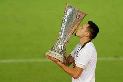 Lucas Ocampos fue campeón de la UEFA Europa League con el Sevilla en la temporada pasada (REUTERS)