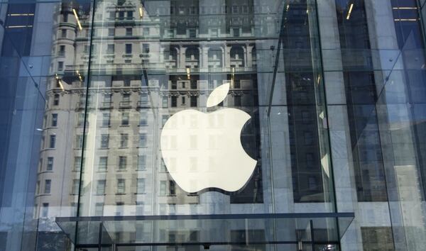 El logo de Apple, en la Quinta Avenida de Nueva York (AFP)
