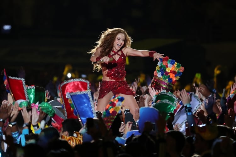 Durante el show de Shakira en el Super Bowl las coronas de flores y colores brillantes que hacen parte del vestuario de la danza del Congo Grande del Carnaval de Barranquilla. 