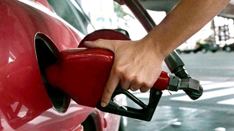 Con el 5% autorizado hoy, el litro de nafta super en YPF subirá de $45,49 a $47,76 (NA)
