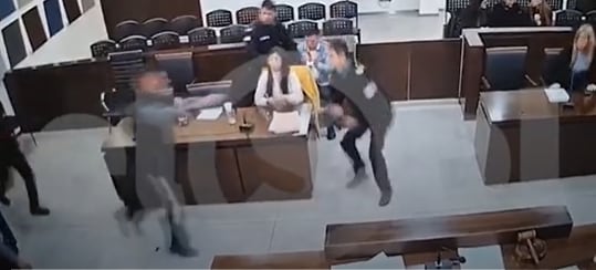 Captura del momento en el que detenido intentó atacar a la fiscal mendocina (El Doce)