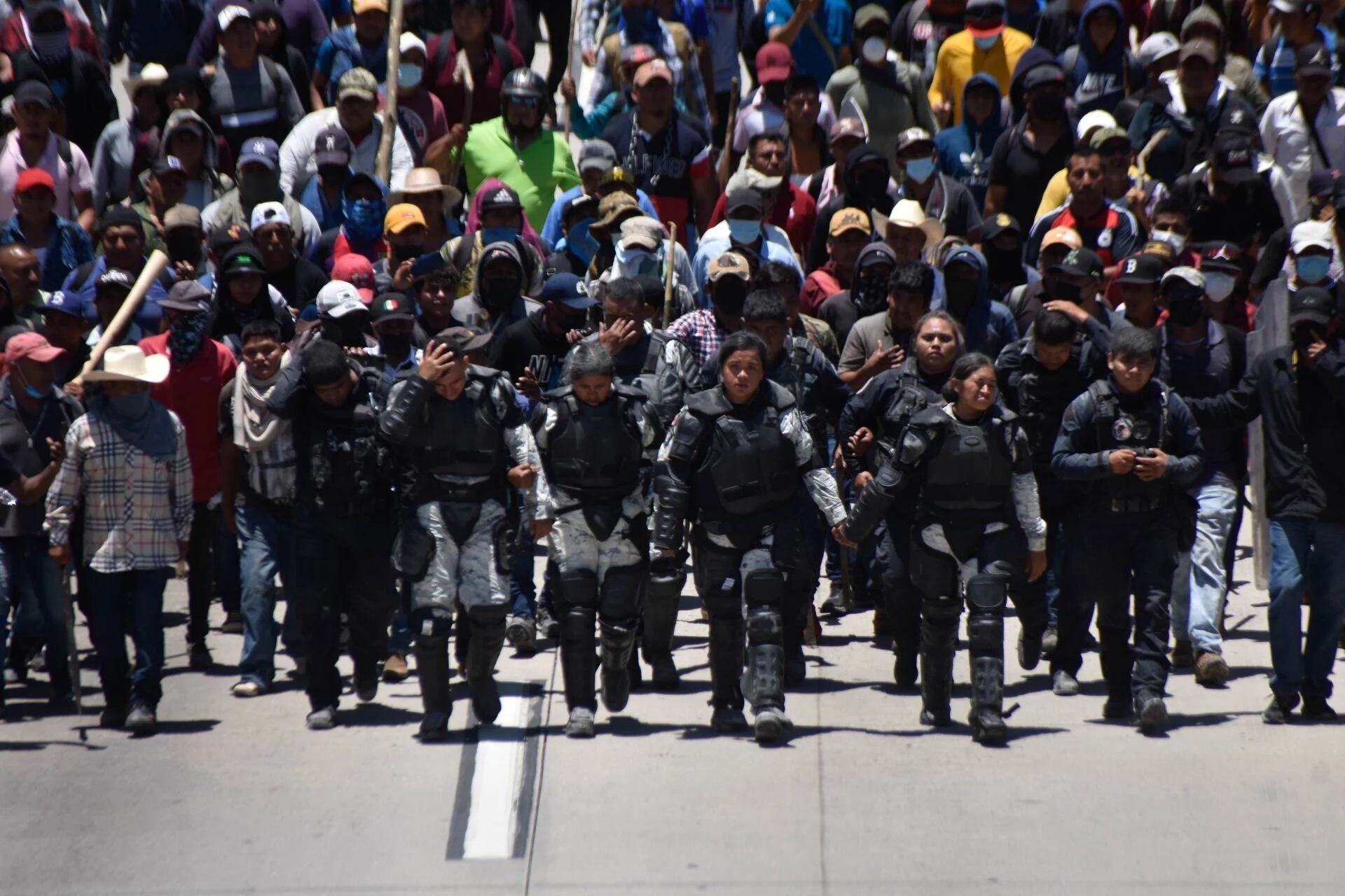 Más de 2 mil personas se enfrentaron a las fuerzas de seguridad en Chilpancingo, Guerrero. (DASSAEV TÉLLEZ ADAME/CUARTOSCURO)