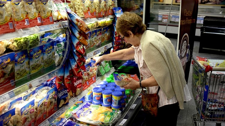 El fin de la exención del IVA para alimentos afectará en mayor medida a los sectores más vulnerable (Bloomberg)