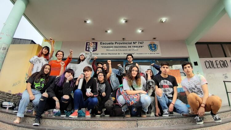 Malena, Facundo y Nahuel junto a estudiantes del Nacional y de otros colegios que participan de la toma