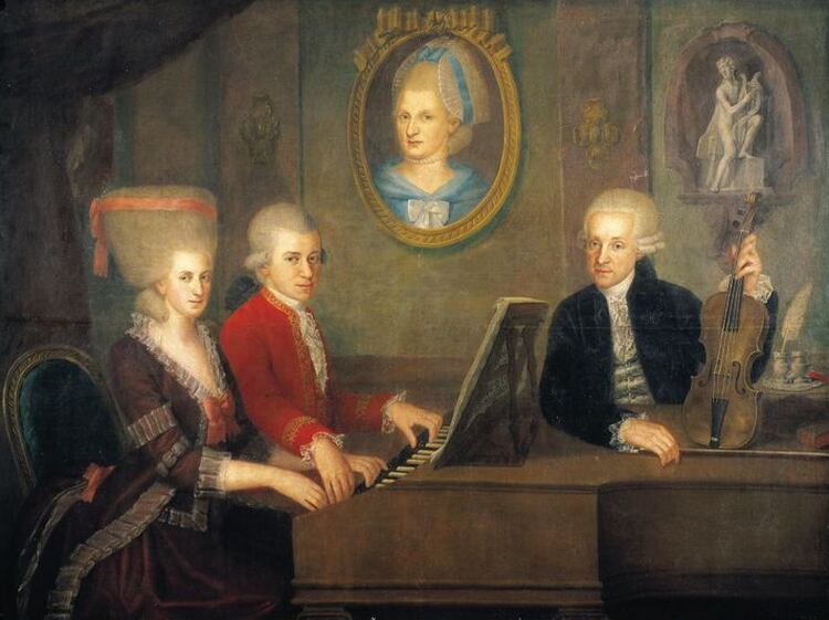 Leopold Mozart y sus hijos, Wolfgang y Nannerl, al piano; en la pared, el retrato de la madre. Óleo de Johann Nepomuk Della Croce, alrededor de 1780.