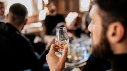 A los 40 es cuando realmente uno comenzará a ver los impactos del alcohol en la cara (Shutterstock)