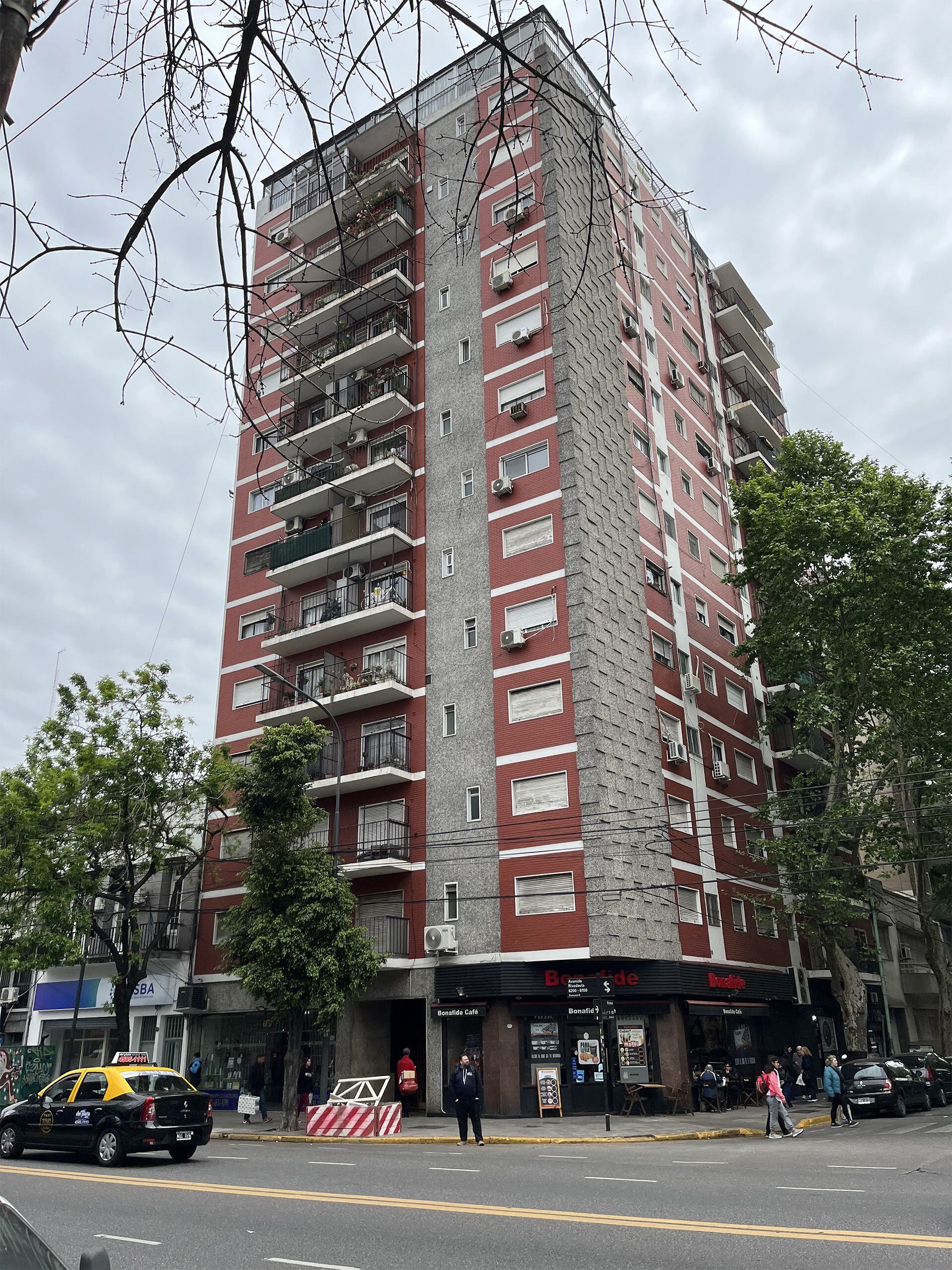 Una imagen actual del edifico de Rivadavia 6155. Las unidades del piso 13 tiene cerramientos o protecciones 