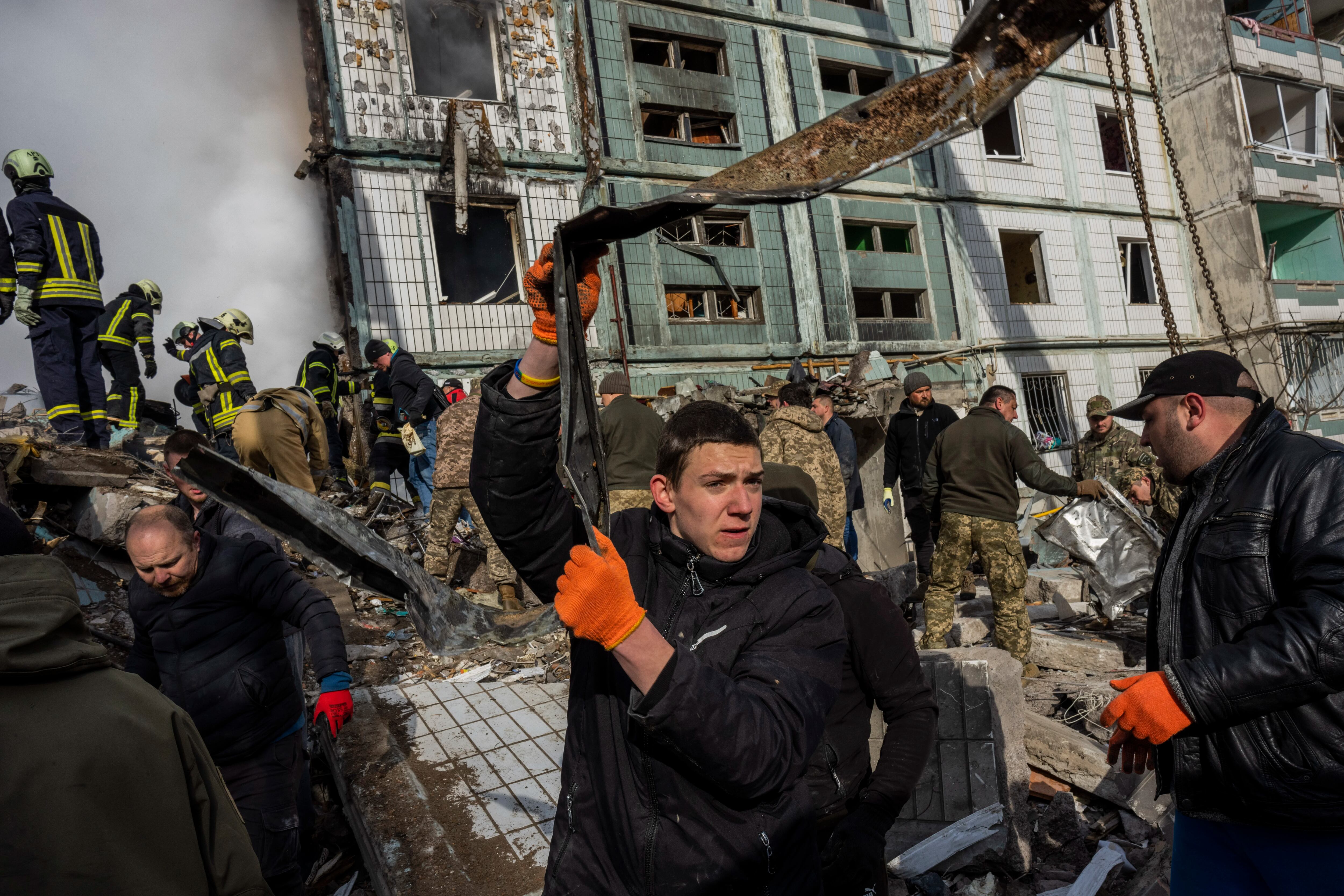 Los recursos se utilizarán, entre otras cosas, para pagar los sueldos de los rescatistas que atienden a los afectados por los bombardeos rusos. (FOTO: AP/Bernat Armangué/ARCHIVO)