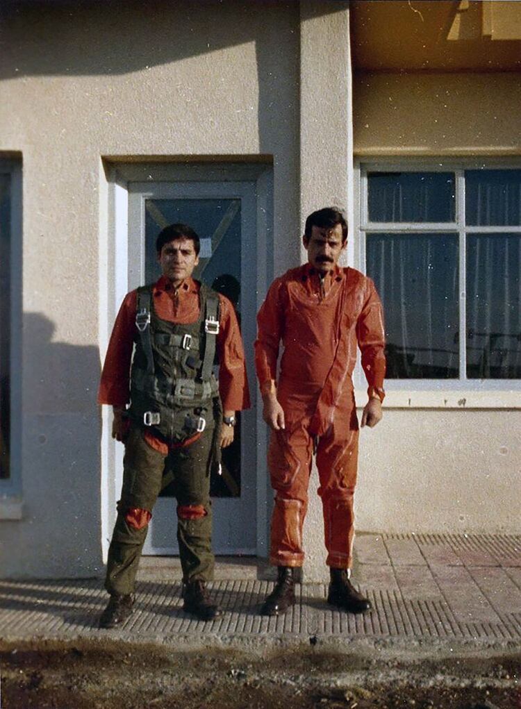 Jorge Isaac y su jefe, Ernesto Ureta, los dos sobrevivientes del audaz bombardeo aeronaval, a su regreso a la base de RÃ­o Grande.