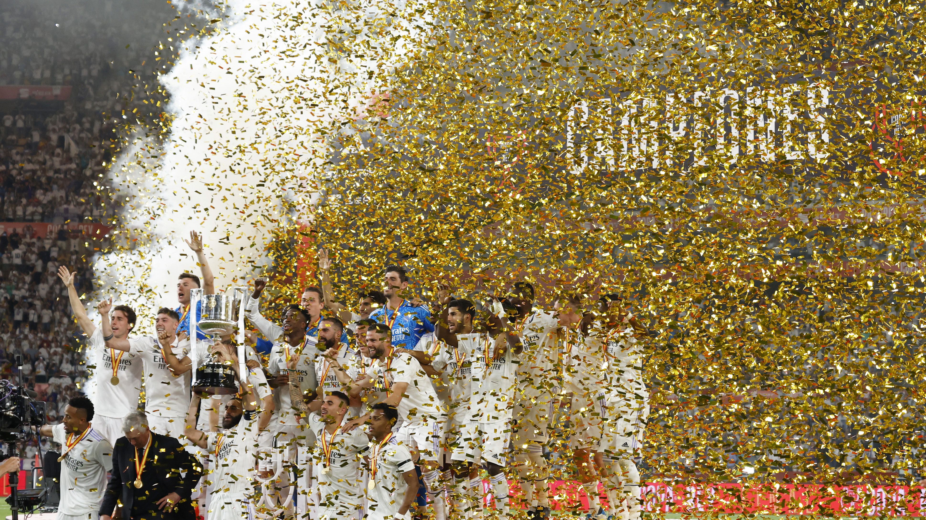 Soccer Football - Copa del Rey - Final - Real Madrid v Osasuna - Estadio de La Cartuja, Seville, Spain - May 7, 2023 Real Madrid celebrate with the trophy after winning the Copa del Rey REUTERS/Marcelo Del Pozo