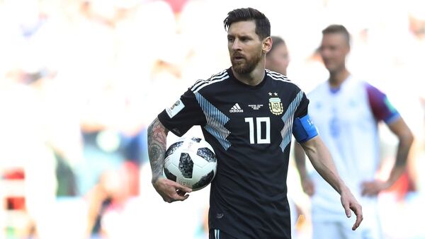 En su debut, Messi dejÃ³ un sabor amargo al errar un penal contra Islandia (Reuters)