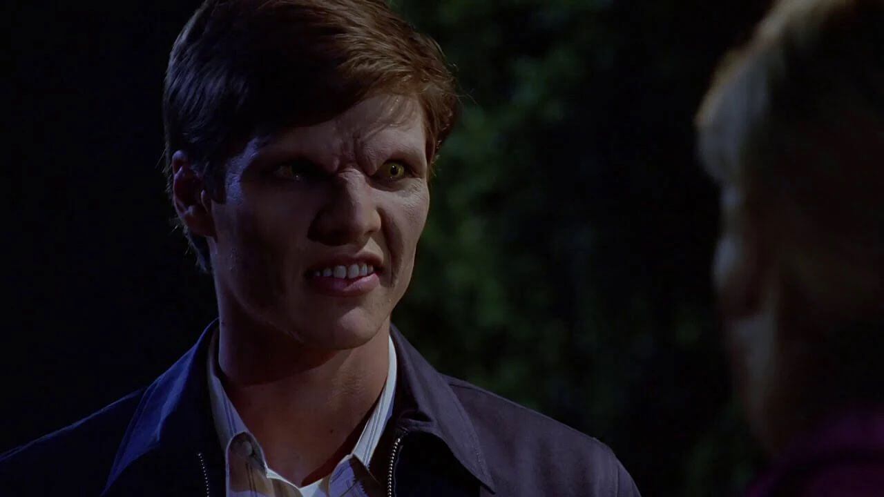 Pedro Pascal como Eddie en una escena de 'Buffy Cazavampiros'